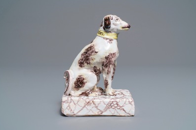 Een Brussels aardewerken model van een hond in mangaan en geel, 18e eeuw
