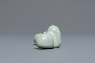 Un repose-pinceaux en porcelaine de Chine de type ge, marque de Qianlong, 19/20&egrave;me