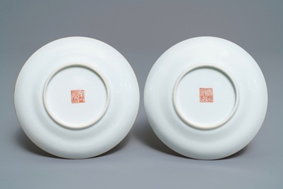 Une paire de tasses et soucoupes en porcelaine de Chine famille rose, marque et &eacute;poque de Xianfeng