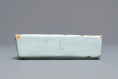 Een blauwwit Delfts 'campana' vaasje met wapendecor op onderschotel, 18e eeuw