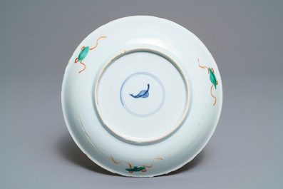 Une assiette en porcelaine de Chine famille verte &agrave; d&eacute;cor de dragon et ph&eacute;nix, Kangxi