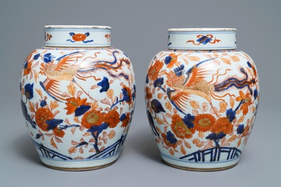 Une paire de pots couverts en porcelaine de Chine de style Imari, Kangxi