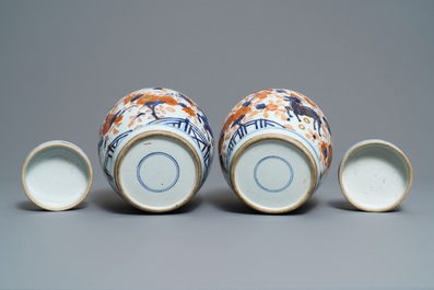 Une paire de pots couverts en porcelaine de Chine de style Imari, Kangxi