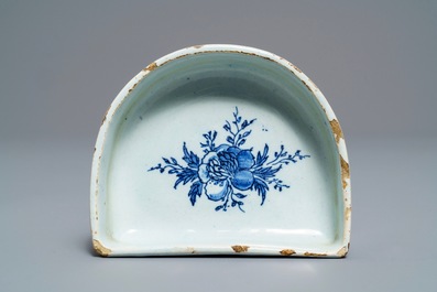 Un petit vase 'campana' armori&eacute; sur son support en fa&iuml;ence de Delft bleu et blanc, 18&egrave;me