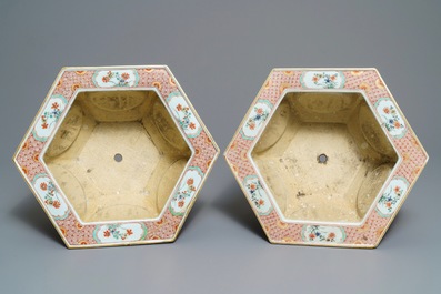 A pair of hexagonal Chinese famille verte jardini&egrave;res, Kangxi/Yongzheng