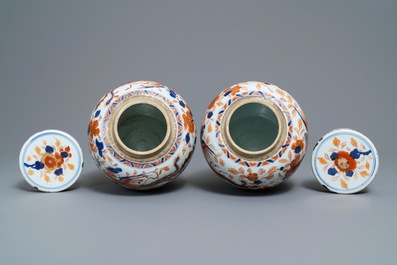 Een paar Chinese Imari-stijl dekselpotten met qilin en feniksen, Kangxi