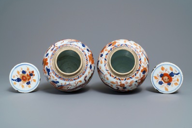 Une paire de pots couverts en porcelaine de Chine de style Imari, Kangxi