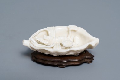 Un compte-gouttes en porcelaine blanc de Chine de Dehua en forme d'homard sur feuille d'armoise, Kangxi