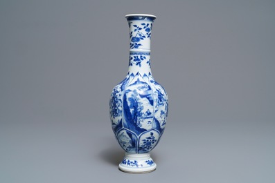 Een Chinese blauwwitte flesvormige vaas met ruiters en landschappen, Kangxi