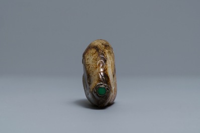 Une tabati&egrave;re en jade gris-blanc et rouille, Chine, 19/20&egrave;me
