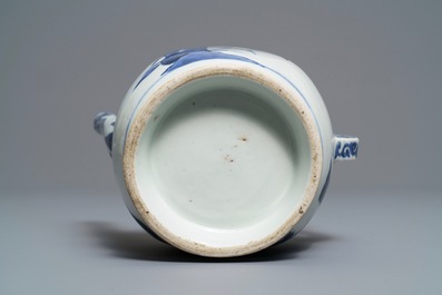 Une verseuse en porcelaine Arita de Japon en bleu et blanc, Edo, 17&egrave;me