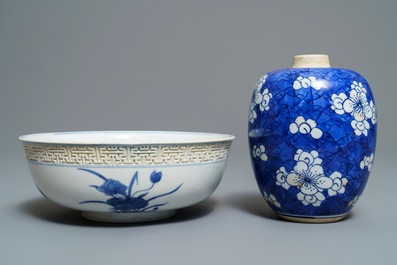 Een gevarieerd lot Chinees blauwwit porselein, Kangxi