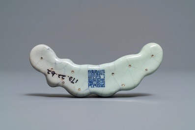 A Chinese ge-glazed brush rest, Qianlong mark, 19/20th C.