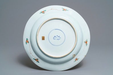 Un plat en porcelaine de Chine famille verte sur fond bleu poudr&eacute;, Kangxi