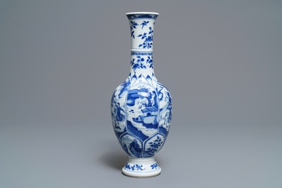 Een Chinese blauwwitte flesvormige vaas met ruiters en landschappen, Kangxi