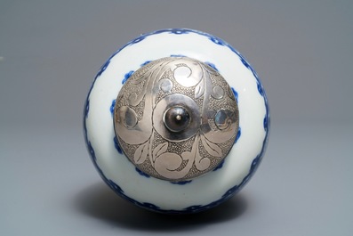 Een Chinese blauwwitte theebus met zilveren montuur, Kangxi