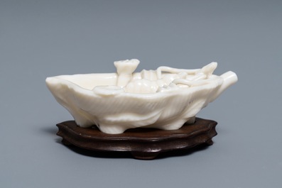 Un compte-gouttes en porcelaine blanc de Chine de Dehua en forme d'homard sur feuille d'armoise, Kangxi