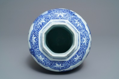 Een Chinese blauwwitte balustervaas met figuratief decor, Transitie periode