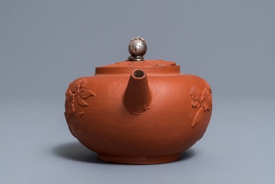 Een Delftse yixing-stijl theepot met zilveren montuur in rood aardewerk, 1e kwart 18e eeuw