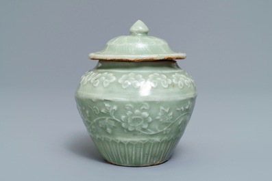 Un petit vase couvert en porcelaine de Chine c&eacute;ladon de Longquan, Ming