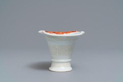 Une coupe libatoire en porcelaine de Chine 'bianco sopra bianco' et rouge de fer, 19&egrave;me