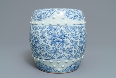 Een Chinese blauwwitte tromvormige armsteun, Qianlong