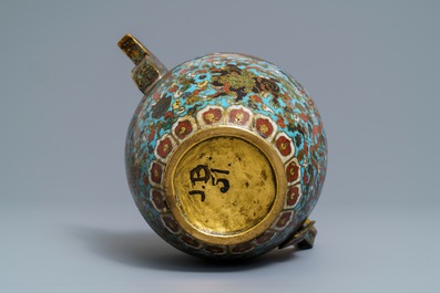 Een Chinese cloisonn&eacute; schenkkan met boeddhistische leeuwen, Ming