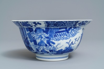 Een Chinese blauwwitte klapmutskom met figuren, Kangxi merk en periode