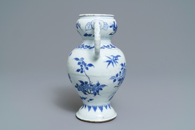 Un vase en porcelaine de Chine bleu et blanc aux anses en forme d'&eacute;l&eacute;phants, &eacute;poque Transition