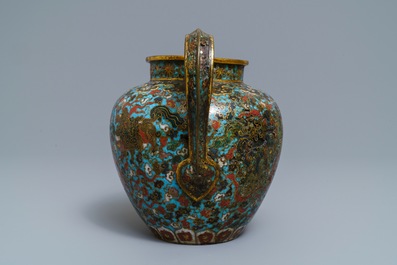 Een Chinese cloisonn&eacute; schenkkan met boeddhistische leeuwen, Ming