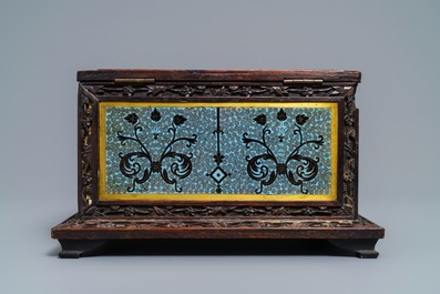 Een Chinees rechthoekig houten kistje met cloisonn&eacute; plaquettes, 19e eeuw