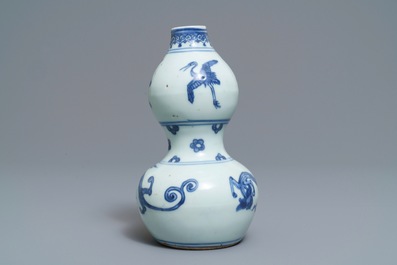 Un vase de forme double gourde en porcelaine de Chine bleu et blanc, Ming