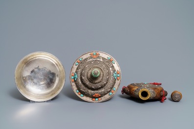 Une &eacute;p&eacute;e &agrave; poign&eacute;e en jade, un flacon et un bol couvert en argent incrust&eacute; de corail et turquoise, Tibet, 19&egrave;me