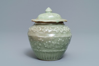 Un petit vase couvert en porcelaine de Chine c&eacute;ladon de Longquan, Ming