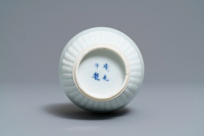 Un vase en porcelaine de Chine bleu, blanc et rouge &agrave; d&eacute;cor d'un dragon, Kangxi