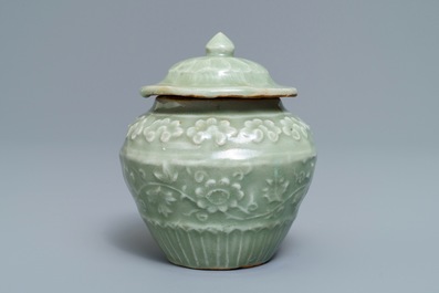 Een Chinees Longquan celadon dekselvaasje met reli&euml;fdecor, Ming
