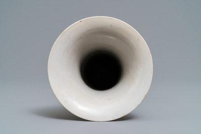 Un vase en porcelaine de Chine famille rose &agrave; d&eacute;cor du 'Perroquet perch&eacute;', Yongzheng