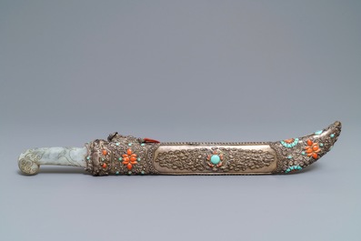 Une &eacute;p&eacute;e &agrave; poign&eacute;e en jade, un flacon et un bol couvert en argent incrust&eacute; de corail et turquoise, Tibet, 19&egrave;me