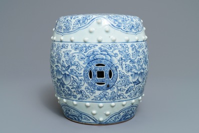 Een Chinese blauwwitte tromvormige armsteun, Qianlong