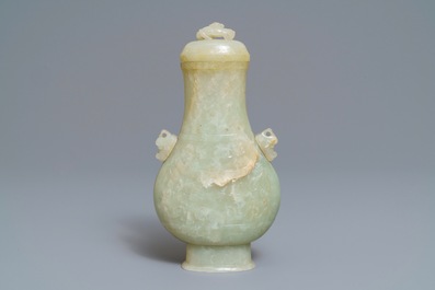 Un vase couvert de forme archa&iuml;que en jade c&eacute;ladon, Chine, 19&egrave;me