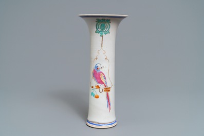 Un vase en porcelaine de Chine famille rose &agrave; d&eacute;cor du 'Perroquet perch&eacute;', Yongzheng