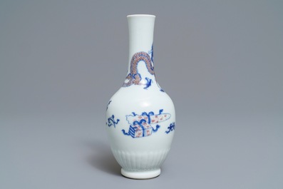 Een Chinese blauwwitte en onderglazuur rode vaas met een draak, Kangxi