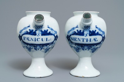 Een paar blauwwitte Delftse siroopkannen, 18e eeuw