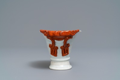 Une coupe libatoire en porcelaine de Chine 'bianco sopra bianco' et rouge de fer, 19&egrave;me