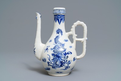 Une verseuse en porcelaine de Chine 'Bleu de Hue' pour le Vietnam, 19&egrave;me