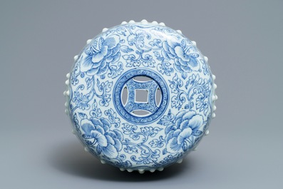 Un repose-bras en forme de tambour en porcelaine de Chine bleu et blanc, Qianlong
