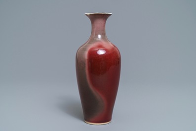 Un vase en porcelaine de Chine rouge monochrome flamb&eacute;, Kangxi