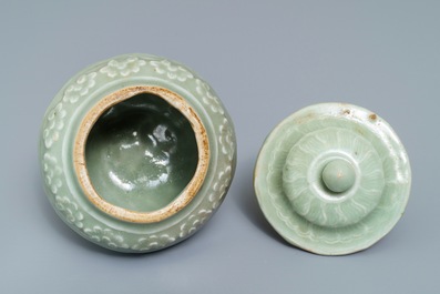 Een Chinees Longquan celadon dekselvaasje met reli&euml;fdecor, Ming