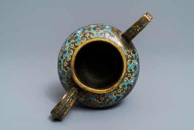 Een Chinese cloisonn&eacute; schenkkan met boeddhistische leeuwen, Ming