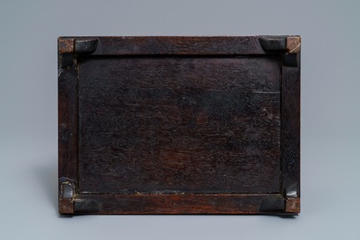 Une bo&icirc;te rectangulaire en bois sculpt&eacute; et &eacute;maux cloisonn&eacute;s, Chine, 19&egrave;me